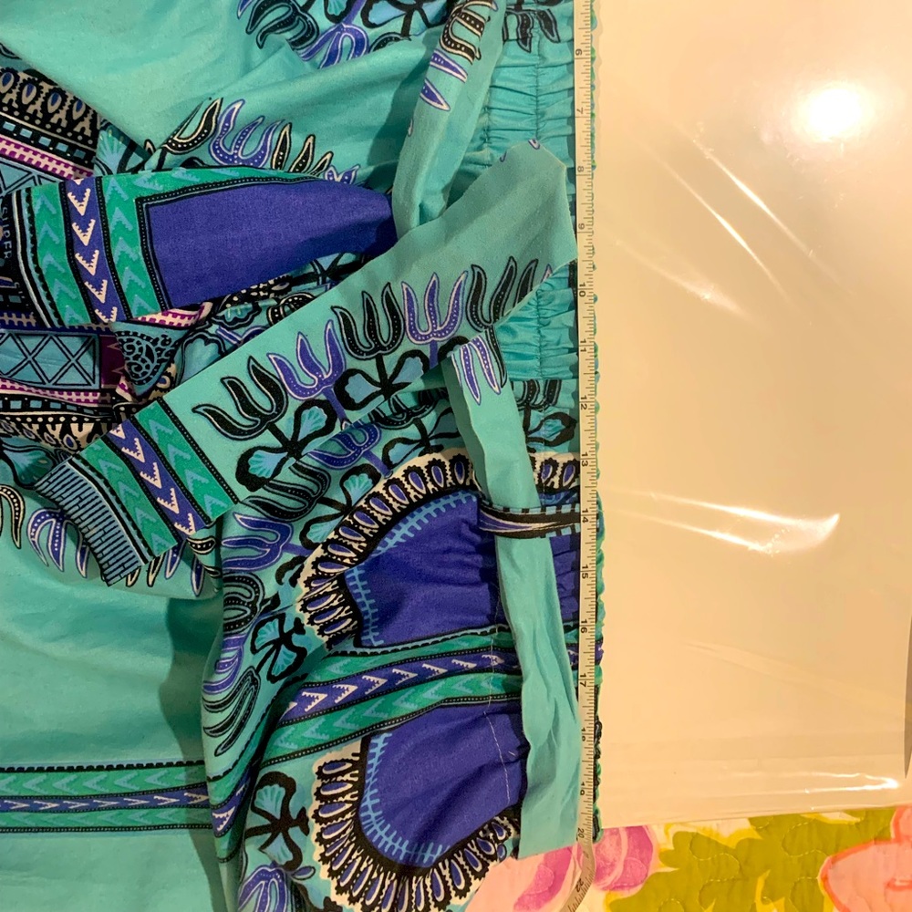 Multicolored skirt w/pockets. One size fit most elastic waist with belt.